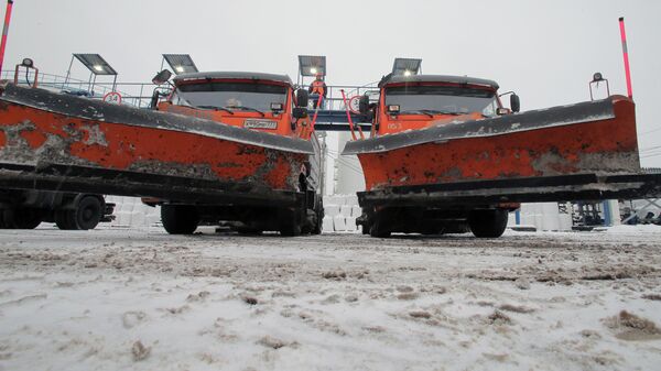 Moscow authorities have increased the number of employees clearing snow from the metro Московские власти увеличили число сотрудников, расчищающих снег у метро