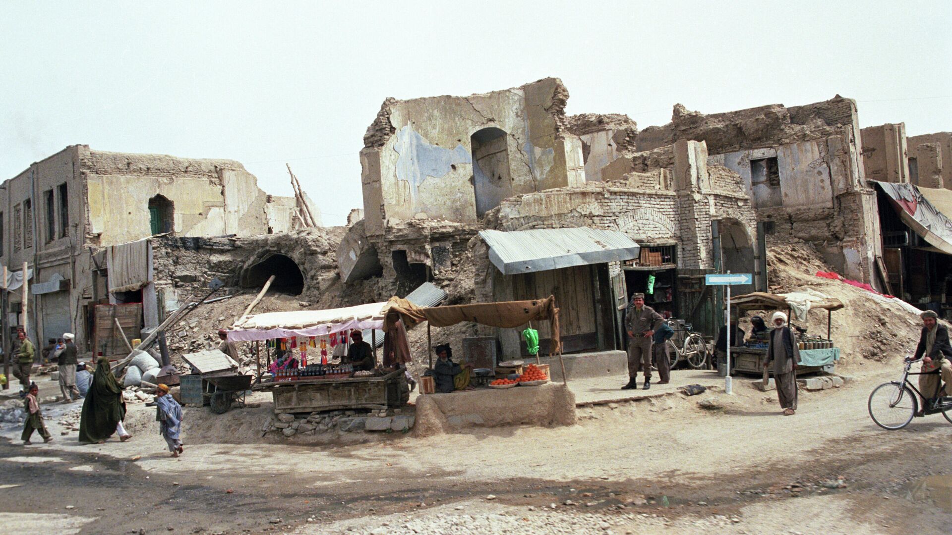 Улица Герата, разрушенная в результате артобстрела экстремистами. Республика Афганистан  - РИА Новости, 1920, 17.04.2021