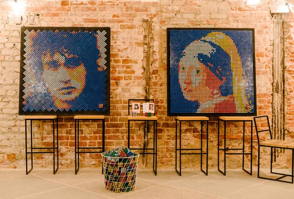 Изображения, выполненные из кубиков Рубика школьником Андреем Масловым, на выставке в пространстве NIMLOFT в Иванове