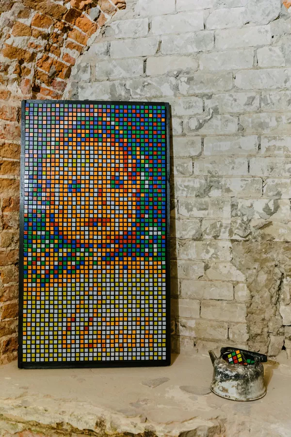 Изображение, выполненное из кубиков Рубика школьником Андреем Масловым, на выставке в пространстве NIMLOFT в Иванове