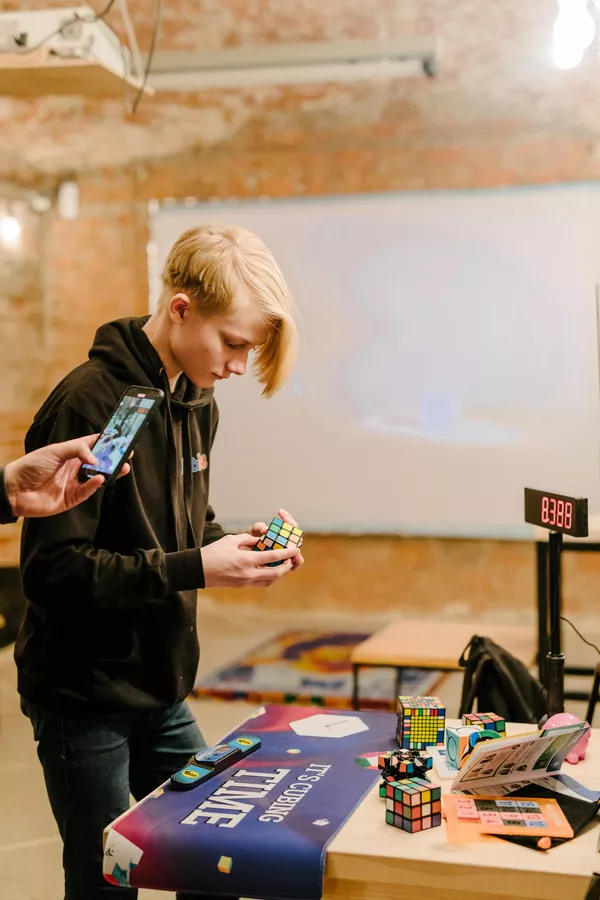 Школьник Андрей Маслов собирает кубик Рубика на скорость на своей выставке, открывшейся в пространстве NIMLOFT, в Иванове