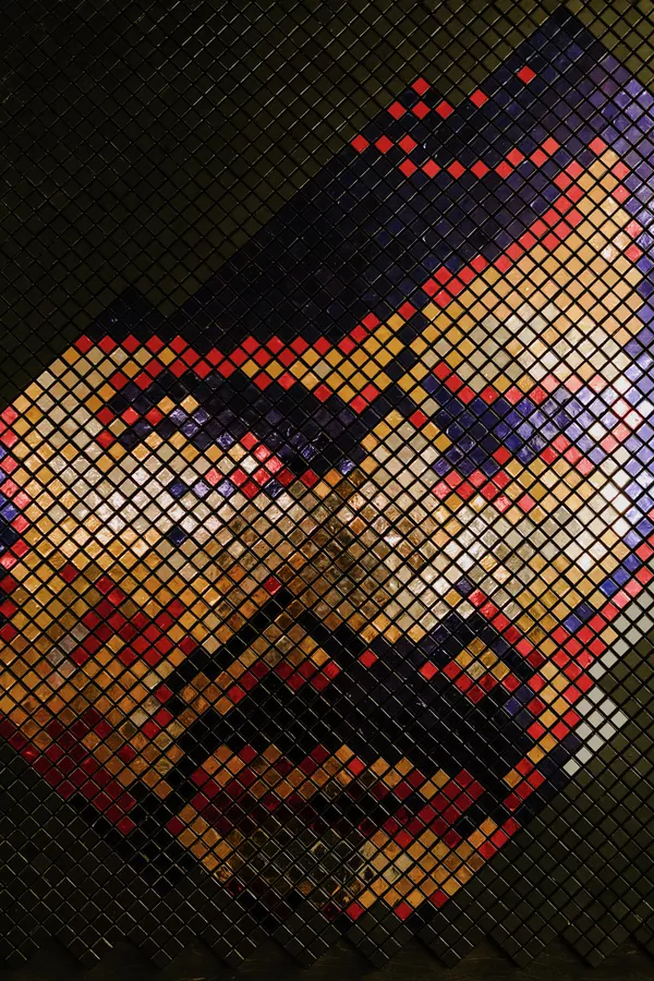 Картина кинорежиссера Андрея Тарковского, выполненные из кубиков Рубика школьником Андреем Масловым, на выставке в пространстве NIMLOFT в Иванове