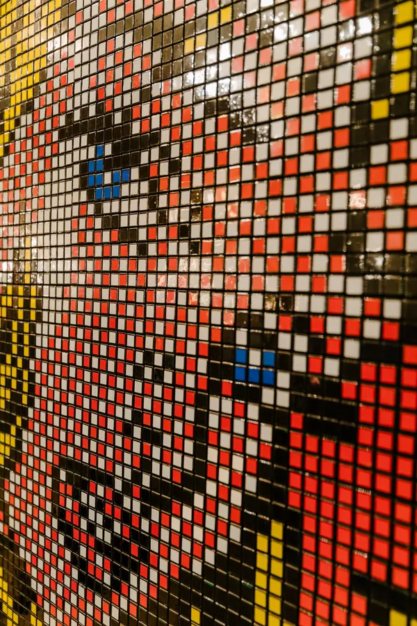 Изображение, выполненное из кубиков Рубика школьником Андреем Масловым, на выставке в пространстве NIMLOFT в Иванове