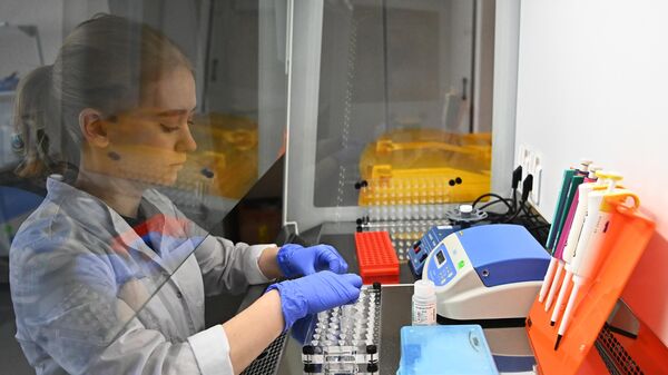 В России не распространяются новые штаммы коронавируса, заявила Попова