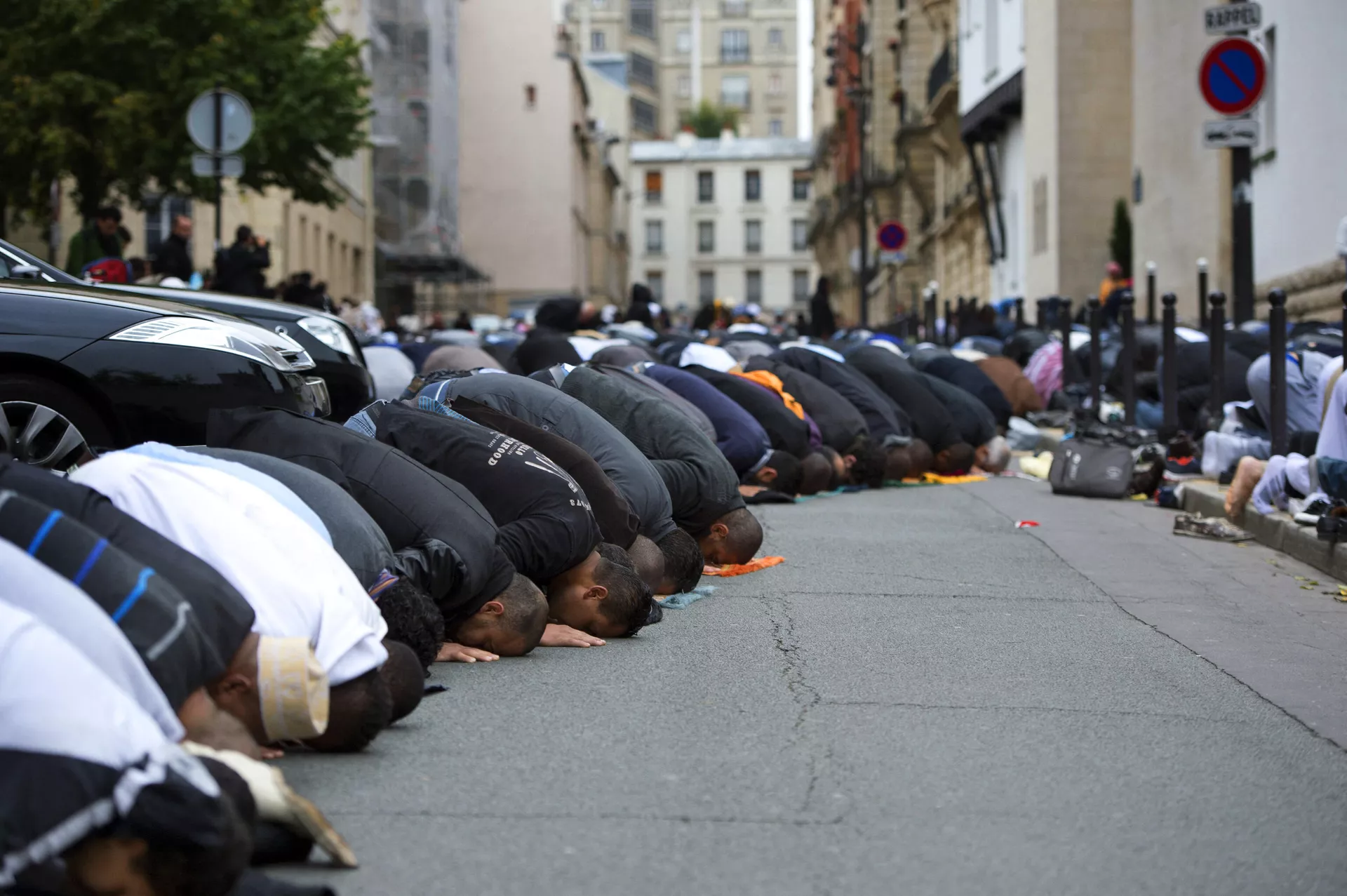 Мусульмане во время молитвы в Париже  - РИА Новости, 1920, 16.02.2021