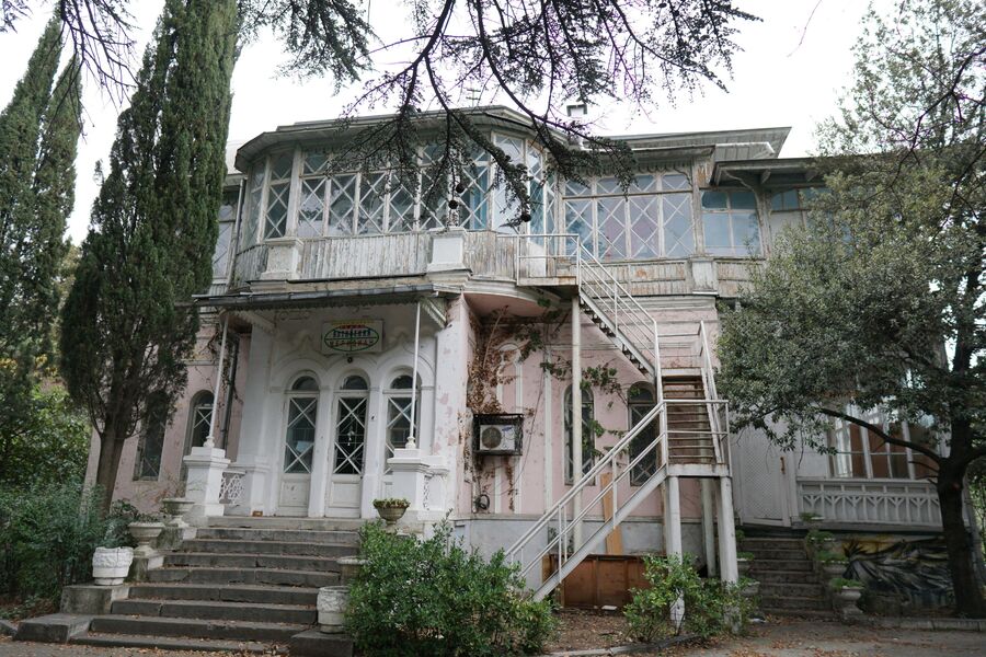 Раньше там располагался санаторий, теперь помещение сдают в аренду разным предприятиям Раньше там располагался санаторий, теперь помещение сдают в аренду разным предприятиям