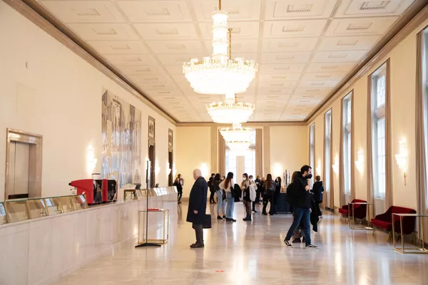 Посетители в холле Венской государственной оперы