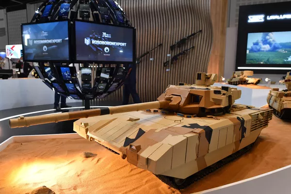 Макет танка Т-14 Армата на стенде Рособоронэкспорта выставки оборонной промышленности IDEX-2021 в Абу-Даби