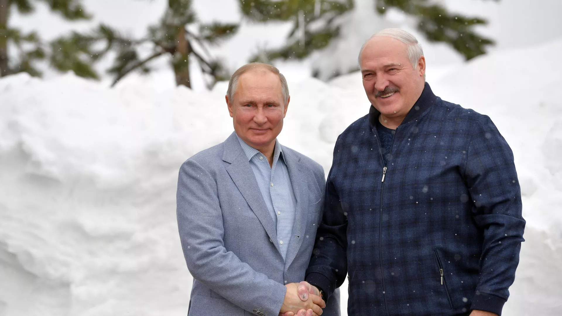 Президент РФ Владимир Путин и президент Белоруссии Александр Лукашенко (справа) во время встречи - РИА Новости, 1920, 22.02.2021