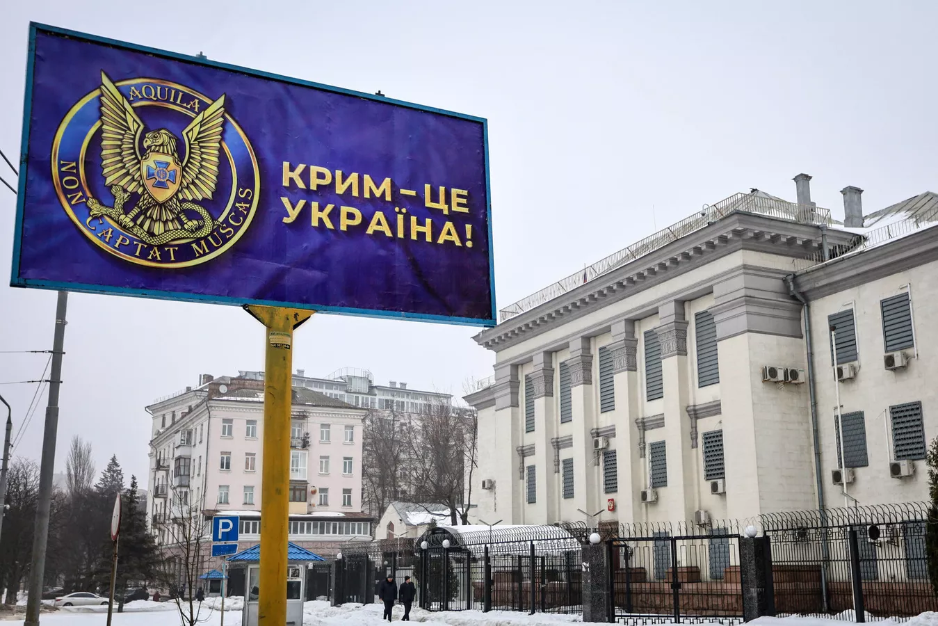 В Крыму с иронией отнеслись к билборду у посольства РФ в Киеве: «На заборе можно написать любую русофобскую чепуху»