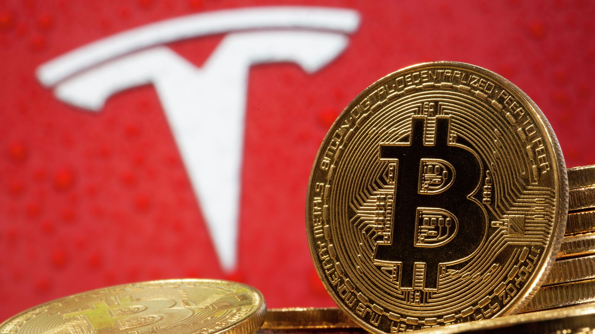Криптовалюта биткоин на фоне иллюстрации с логотипом Tesla Криптовалюта биткоин на фоне иллюстрации с логотипом Tesla - РИА Новости, 1920, 03.03.2021