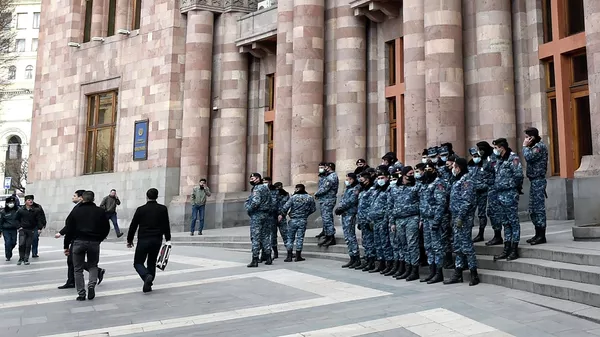 Сотрудники полиции возле Дома правительства в Ереване Сотрудники полиции возле Дома правительства в Ереване