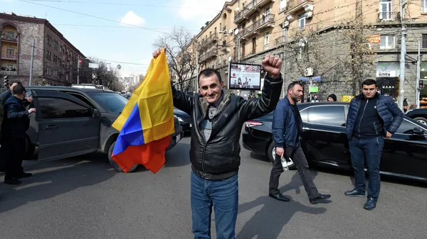 Мужчина с национальным флагом на проспекте Баграмяна в Ереване Мужчина с национальным флагом на проспекте Баграмяна в Ереване