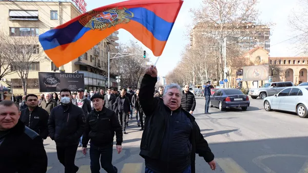 Сторонники премьер-министра Армении Никола Пашиняна на улице Еревана Сторонники премьер-министра Армении Никола Пашиняна на улице Еревана