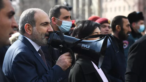 Премьер-министр Армении Никол Пашинян вышел к протестующим на улице Еревана Премьер-министр Армении Никол Пашинян вышел к протестующим на улице Еревана