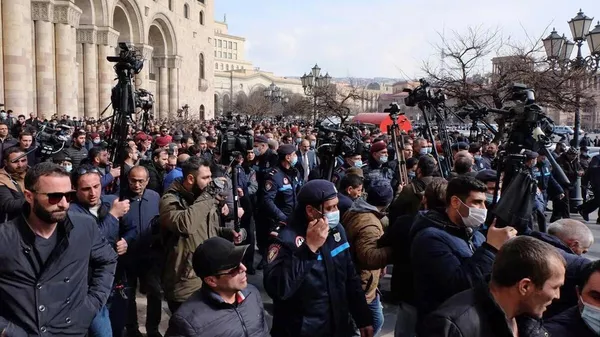 Протестующие возле Дома правительства в Ереване Протестующие возле Дома правительства в Ереване