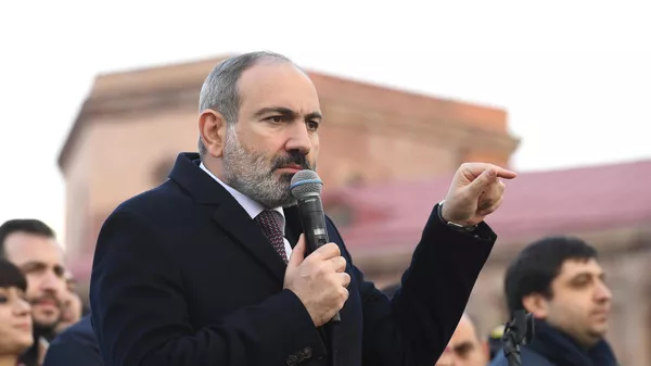 Премьер-министр Никола Пашинян выступает перед своими сторонниками в Ереване Премьер-министр Никола Пашинян выступает перед своими сторонниками в Ереване