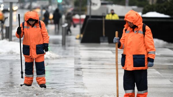 В Москве начали обработку тротуаров из-за гололедицы