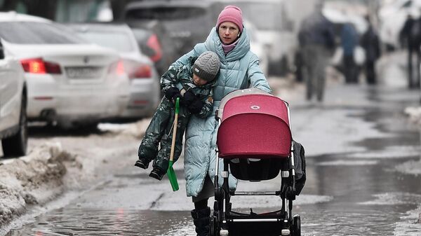 Женщина с ребенком на одной из улиц Москвы Женщина с ребенком на одной из улиц Москвы