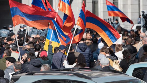 Армянская оппозиция вышла на митинг у стен парламента в Ереване