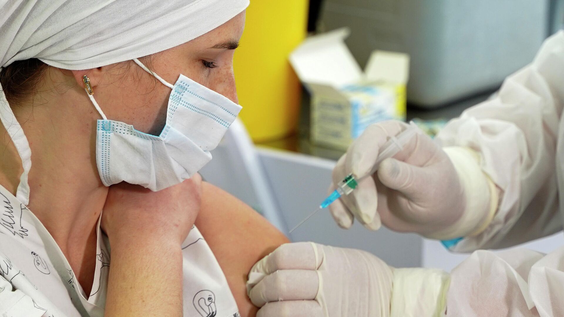 Украинские медики почувствовали себя плохо после вакцинации от COVID-19 - РИА Новости, 02.03.2021