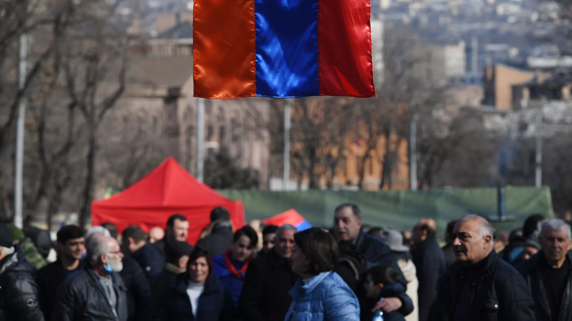 Флаг Армении, вывешенный на проспекте Баграмяна в Ереване во время митинга оппозиции - РИА Новости, 1920, 27.02.2021