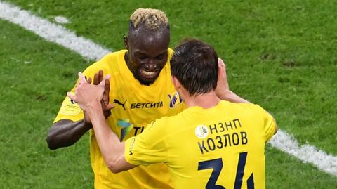 Игроки Ростова Али Соу и Алексей Козлов Игроки Ростова Али Соу и Алексей Козлов
