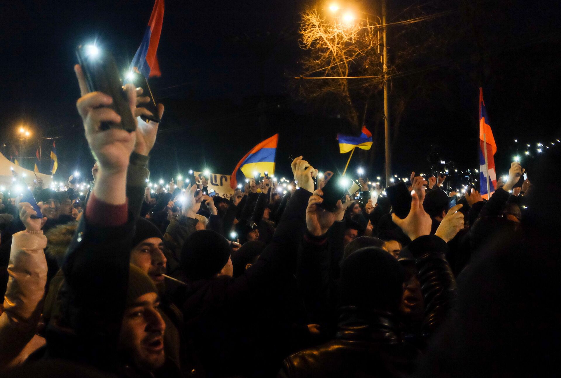 Участники акции протеста оппозиции с требованием отставки премьер-министра Армении Никола Пашиняна на проспекте Баграмяна в Ереване Участники акции протеста оппозиции с требованием отставки премьер-министра Армении Никола Пашиняна на проспекте Баграмяна в Ереване - РИА Новости, 1920, 02.03.2021