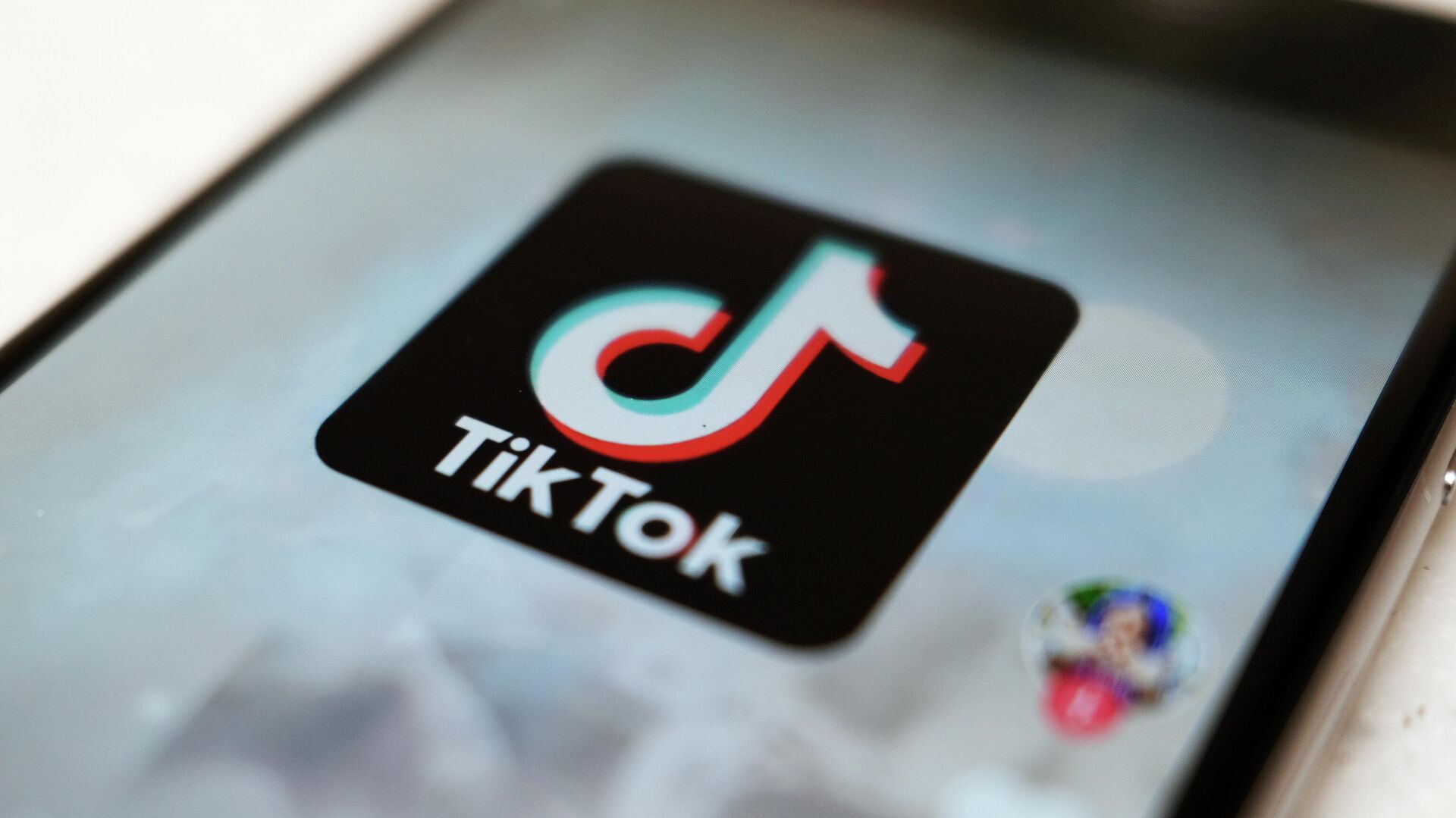 Логотип приложения TikTok на экране смартфона - РИА Новости, 1920, 07.04.2021