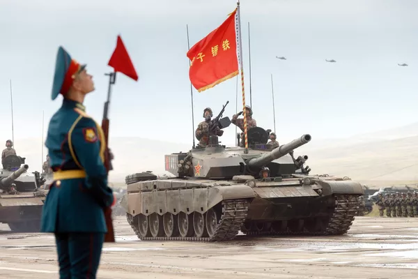 Военнослужащие на основном боевом танке Type 99 НОАК на забайкальском полигоне Цугол во время военных маневров российских и китайских вооруженных сил Восток-2018 Военнослужащие на основном боевом танке Type 99 НОАК на забайкальском полигоне Цугол во время военных маневров российских и китайских вооруженных сил Восток-2018