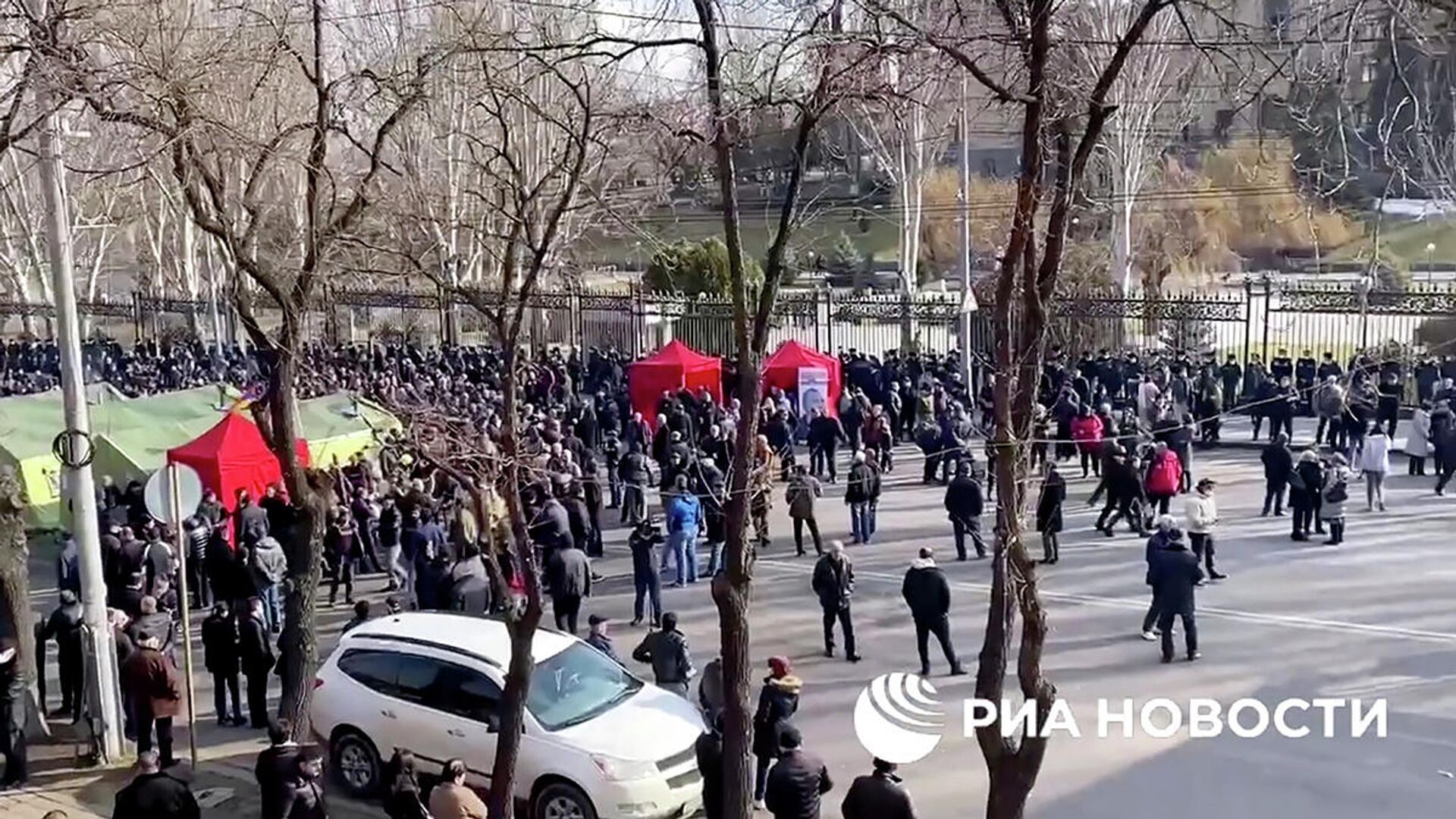 Сторонники оппозиции у здания парламента Армении в Ереване. Кадр видео Сторонники оппозиции у здания парламента Армении в Ереване. Кадр видео - РИА Новости, 1920, 03.03.2021