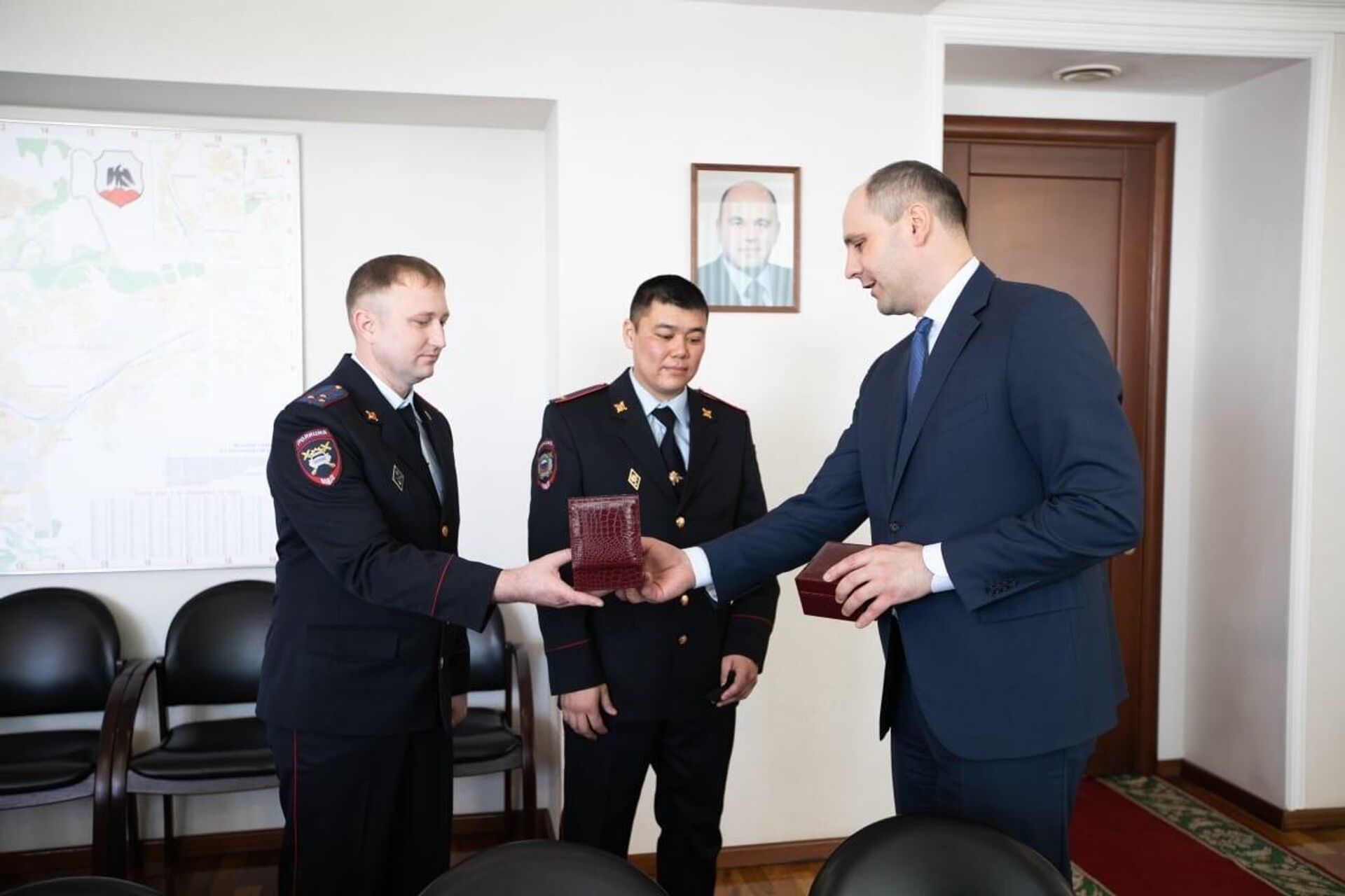 Губернатор Оренбургской области наградил часами двух полицейских, которые получили обморожения спасая застрявших на заснеженной трассе водителей Губернатор Оренбургской области наградил часами двух полицейских, которые получили обморожения спасая застрявших на заснеженной трассе водителей - РИА Новости, 1920, 04.03.2021