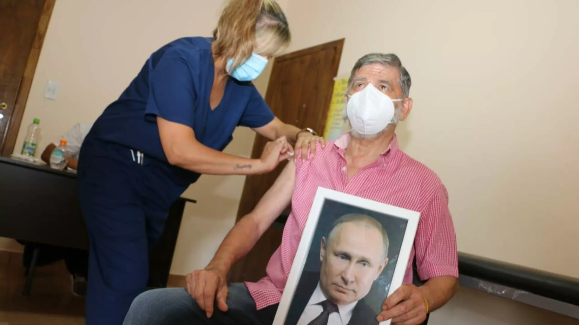 Аргентинский мэр рассказал, почему прививался с портретом Путина (ФОТО)
