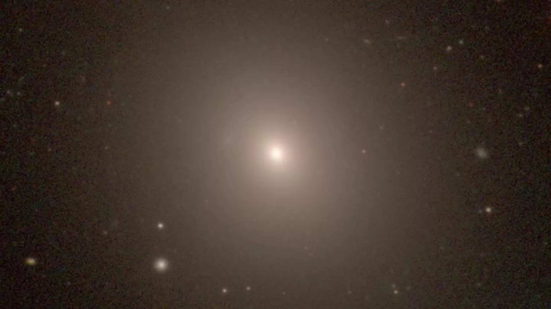 Гигантская эллиптическая галактика NGC 1453 в созвездии Эридана была одной из 63 галактик, использованных для расчета скорости расширения Вселенной - РИА Новости, 1920, 09.03.2021