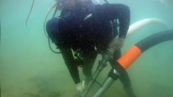 Раскопки ведут с помощью гидроэжекторов – мощных подводных помп