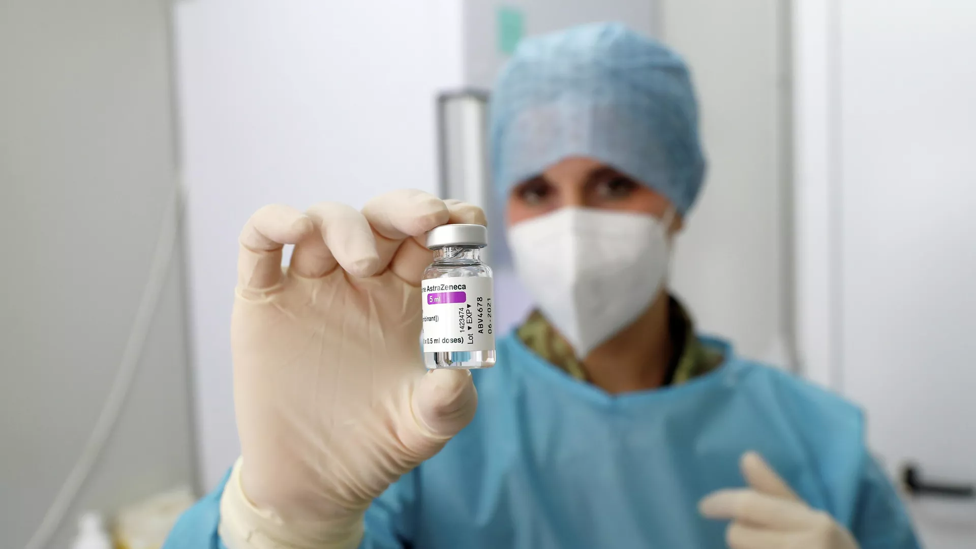 Медицинский работник с вакциной от коронавируса Oxford-AstraZeneca в центре массовой вакцинации на территории военного городка Чеккиньола в Риме Медицинский работник с вакциной от коронавируса Oxford-AstraZeneca в центре массовой вакцинации на территории военного городка Чеккиньола в Риме - РИА Новости, 1920, 16.03.2021