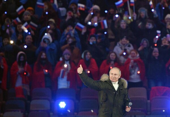 Президент РФ Владимир Путин на концерте в Лужниках в честь воссоединения Крыма и Росси Президент РФ Владимир Путин на концерте в Лужниках в честь воссоединения Крыма и Росси