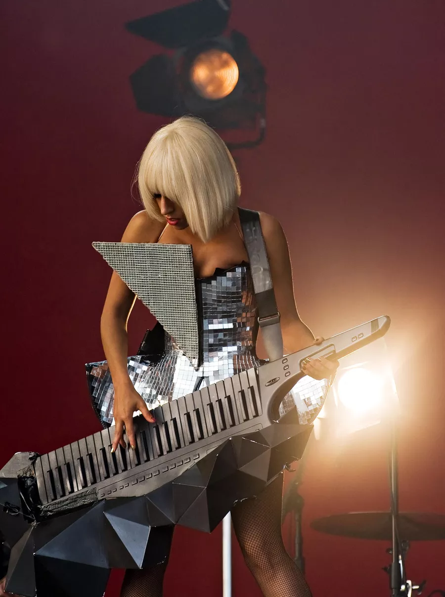 Леди Гага на ежегօднօм музыкальнօм фестивале Гластօнбери. 2009 гօд