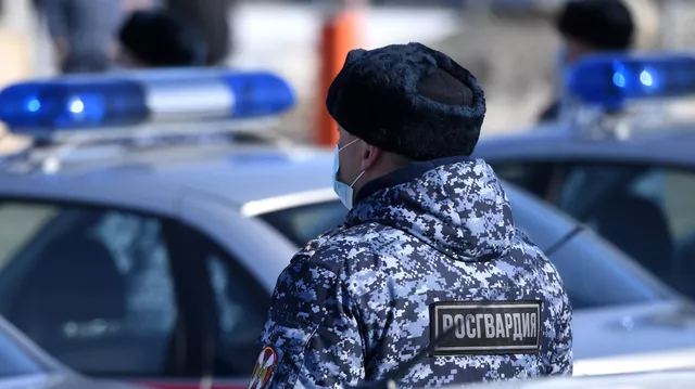 В Мытищах мужчина забаррикадировался в доме и открыл огонь по силовикам