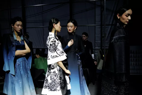 Модели перед показом Китайской неделе моды в Пекине