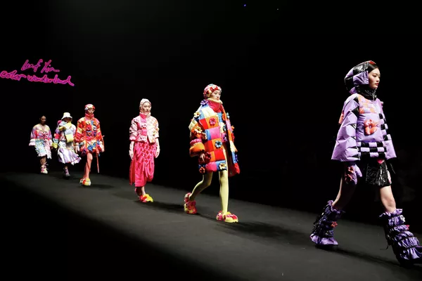 Модели на показе марки Yiqi Xia на Китайской неделе моды в Пекине