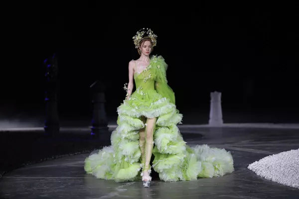 Модель модель в наряде марки Xiong Ying на Китайской неделе моды в Пекине