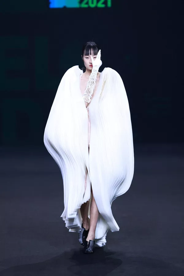 Модель на 29-м Международном конкурсе молодых модельеров в рамках Недели моды в Пекине