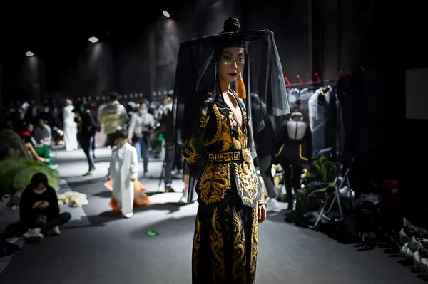 Модель в наряде марки Xiong Ying перед показом на Китайской неделе моды в Пекине