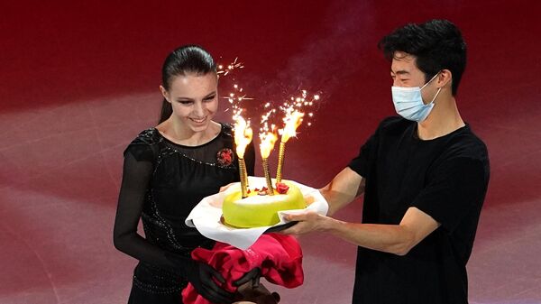 Щербакова исполнила показательный номер и получила в подарок торт от Чена