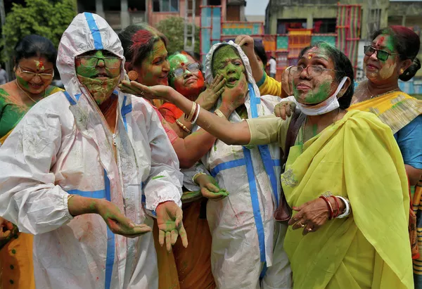 Празднование фестиваля Холи в Калькутте, Индия