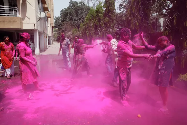 Празднование фестиваля Холи в Праяградже, Индия