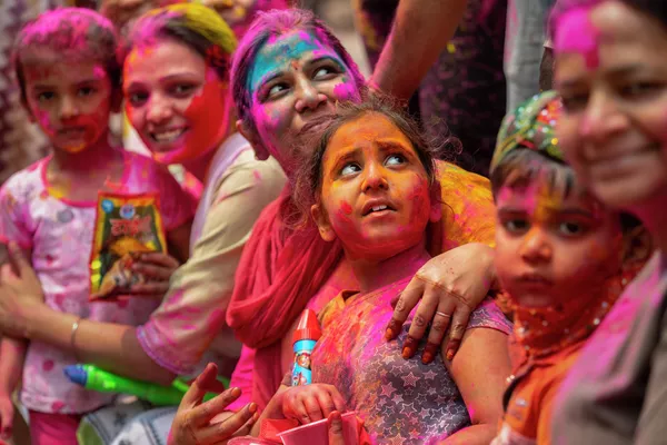 Празднование фестиваля Холи в Гувахати, Индия