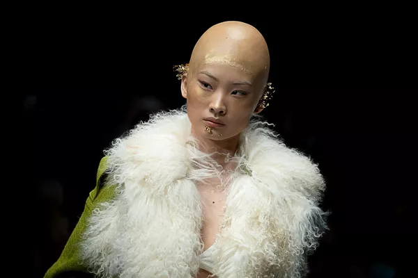Модель в наряде марки Ding Jie на Китайской неделе моды в Пекине