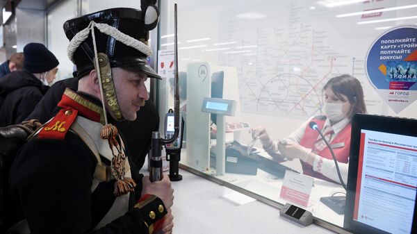 Артист у билетной кассы на станции Народное ополчение Большой кольцевой линии московского метрополитена Артист у билетной кассы на станции Народное ополчение Большой кольцевой линии московского метрополитена